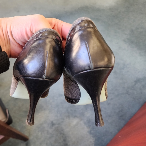 Cynthia Rowley black leather and grey wool/felt spectator style pumps. - Picture 6 of 6